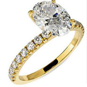 anillos de compromiso con piedras laterales